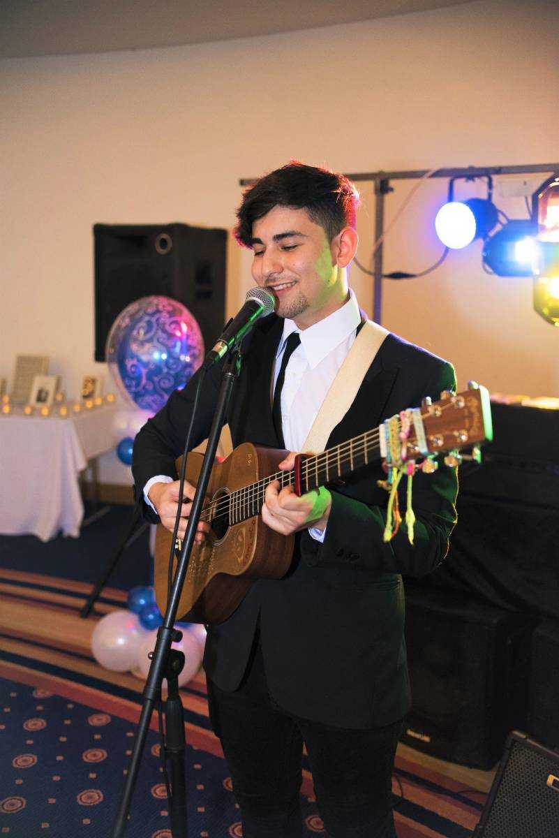 Stefano Singing Guitarist in Eastbourne For Hire 23