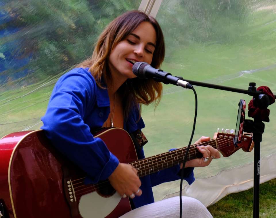 Amber Groove | London Acoustic Pop Band For Hire 4