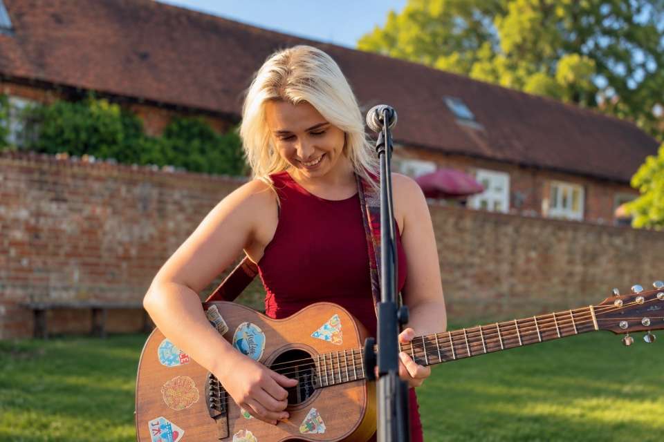 Evie Natalie | Essex Singer Guitarist For Hire 1