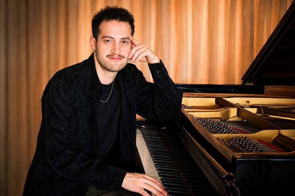 Felix | London Pianist Singer For Hire
