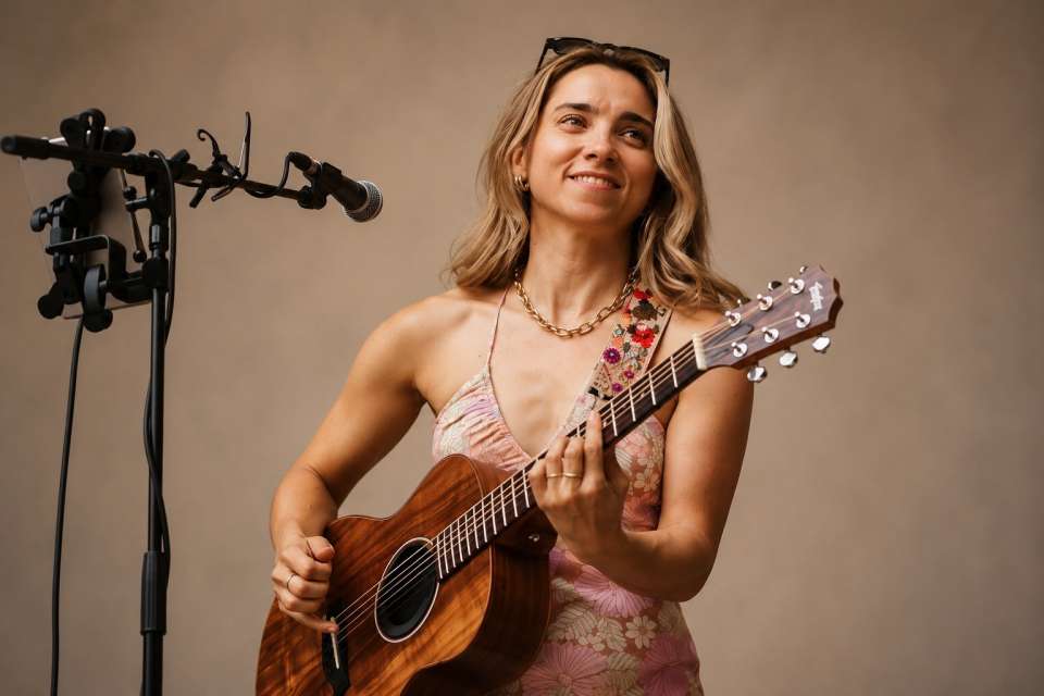 Georgia T | Brighton Singer Guitarist For Hire Main