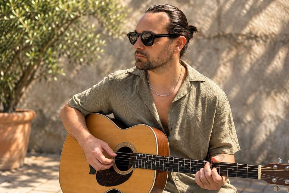 Robert Wilder | Manchester Singer Guitarist For Hire Main