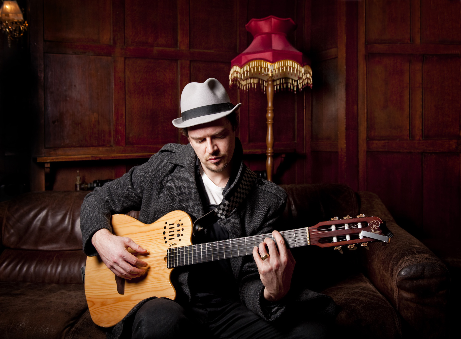 Hugh P | London Acoustic Guitar Singer For Hire